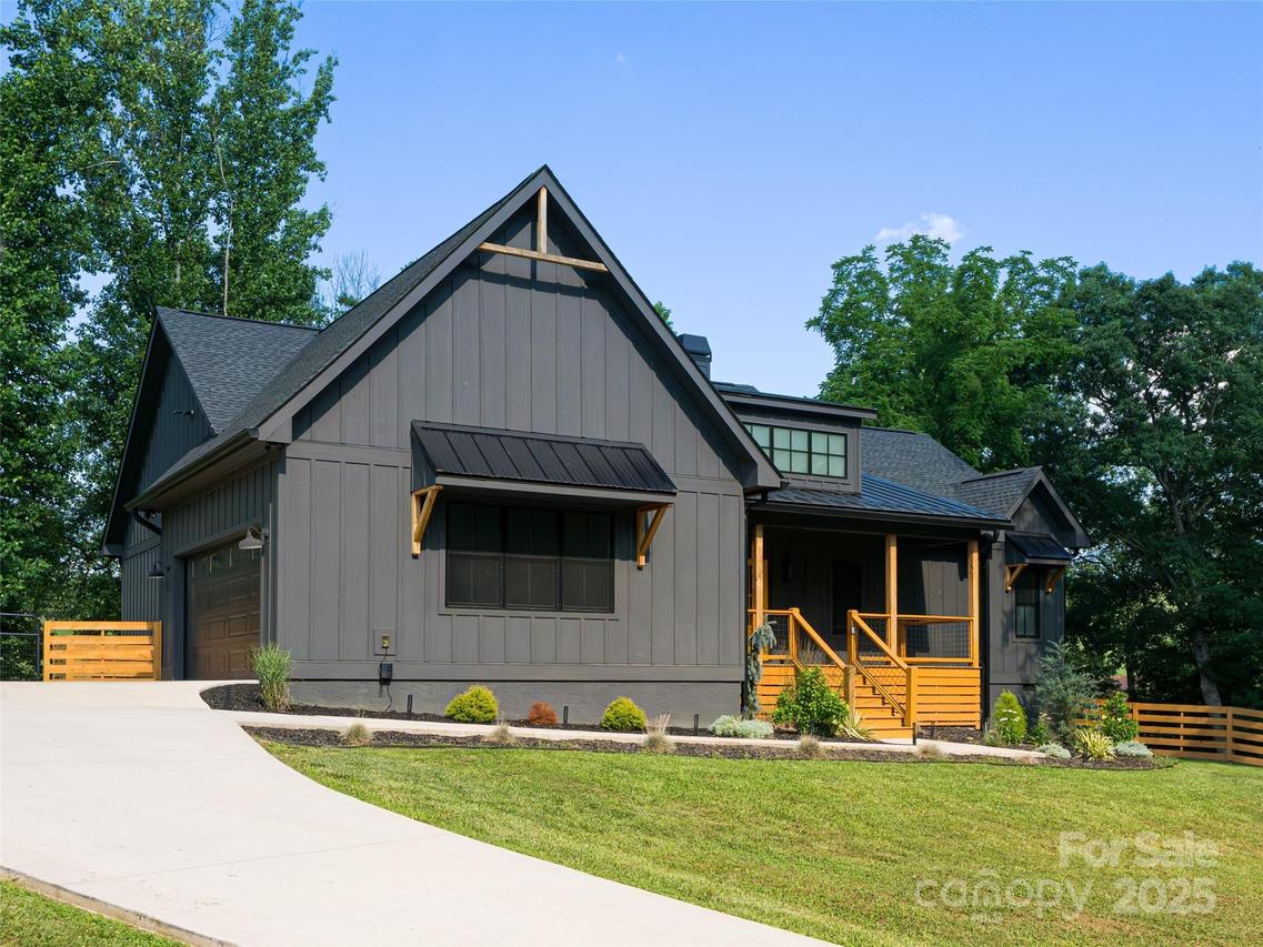 244 Barebridge Dr., Burnsville, NC 28714
