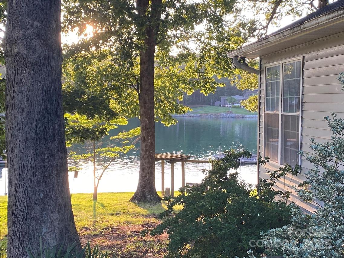 4927 Vagabond Ln., Sherrills Ford, NC 28673