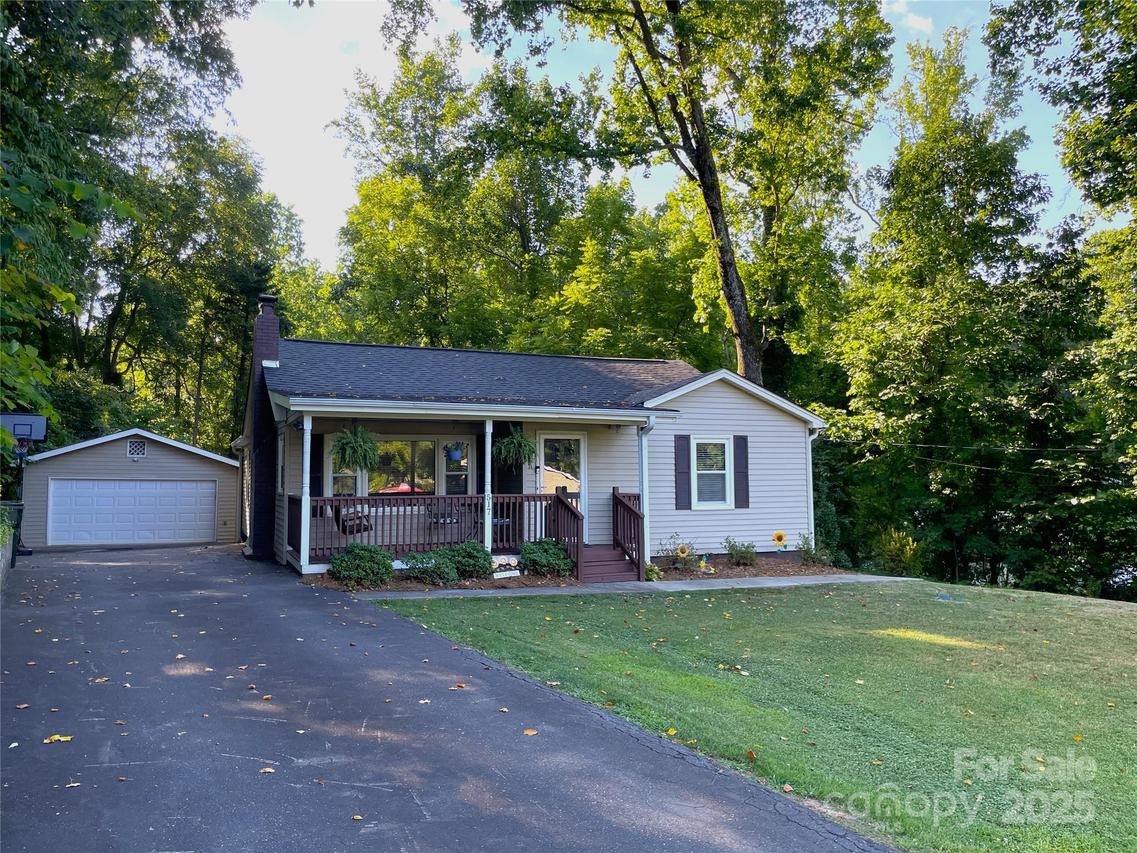517 Stowe Dr., Lowell, NC 28098