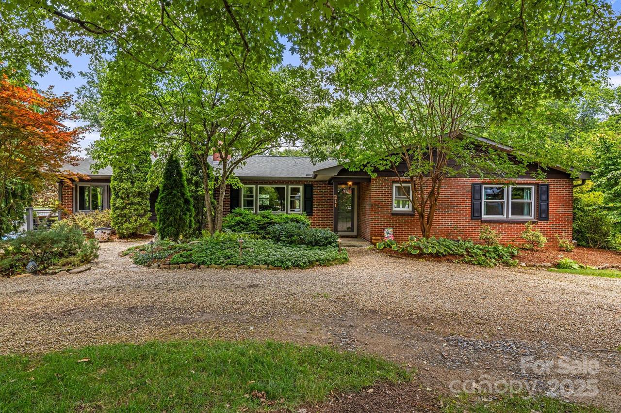 211 Hamburg Mountain Rd., Weaverville, NC 28787