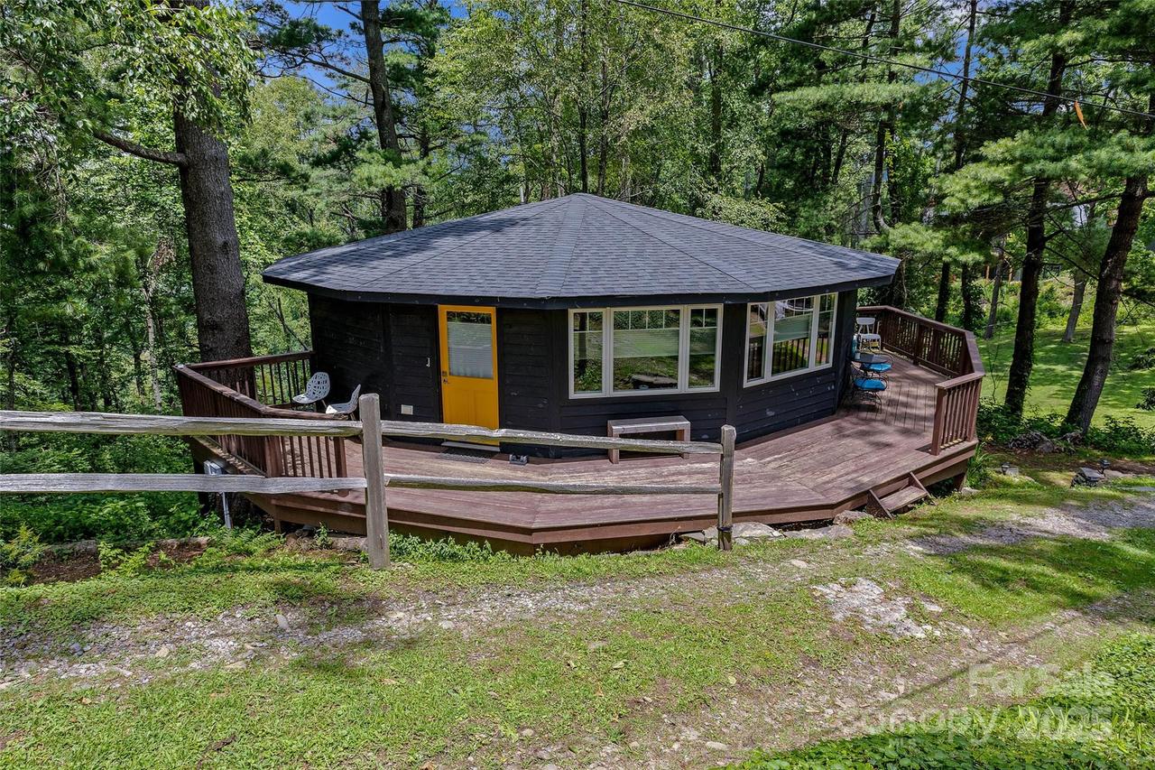 826 Town Mountain Rd., Asheville, NC 28804