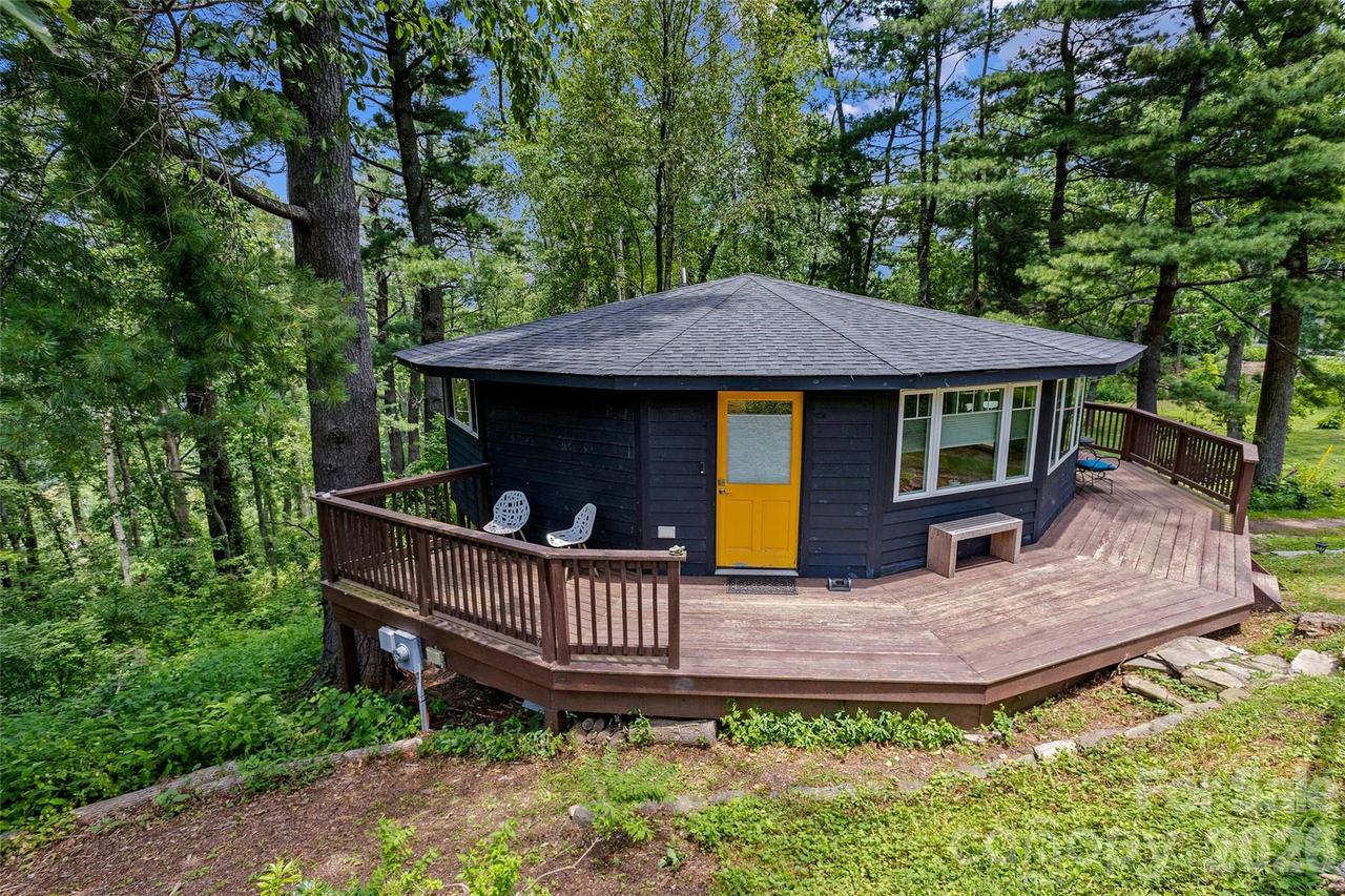 826 Town Mountain Rd., Asheville, NC 28804