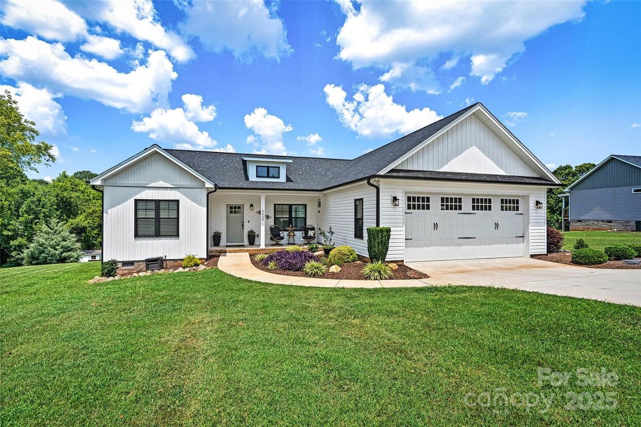2428 Carriage Ln., Lincolnton, NC 28092