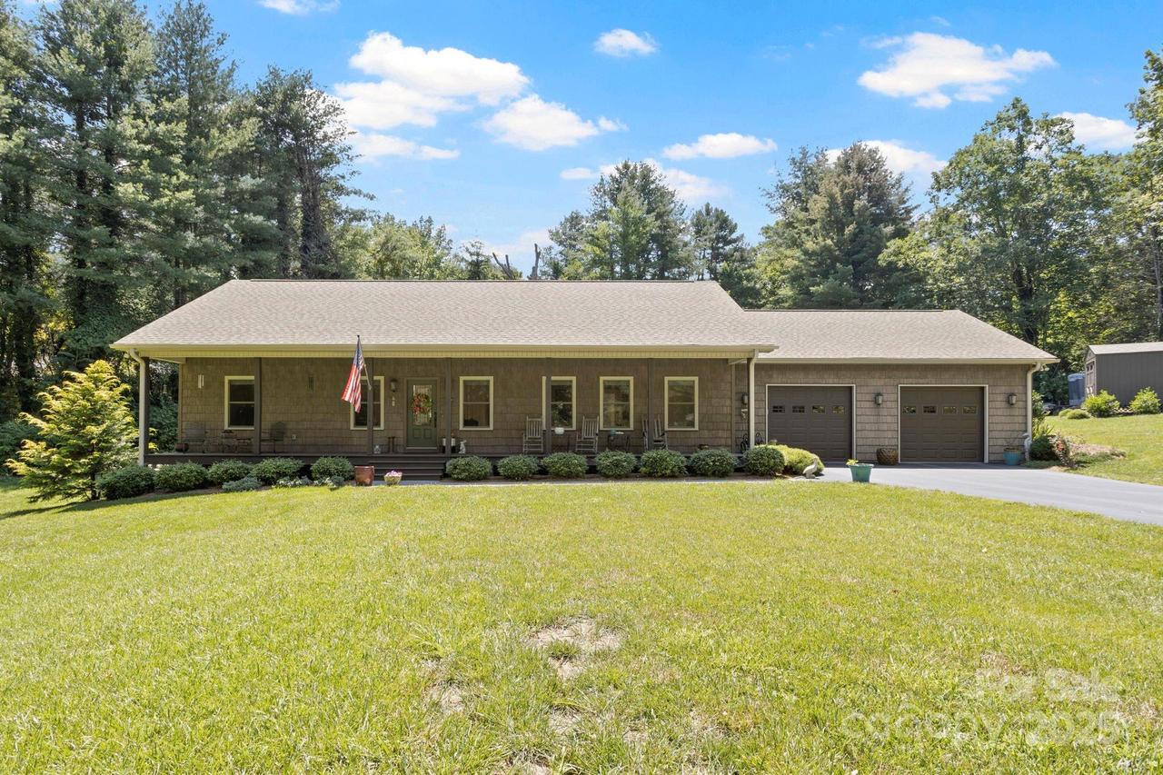 99 Pinecrest Estates Dr., Flat Rock, NC 28731