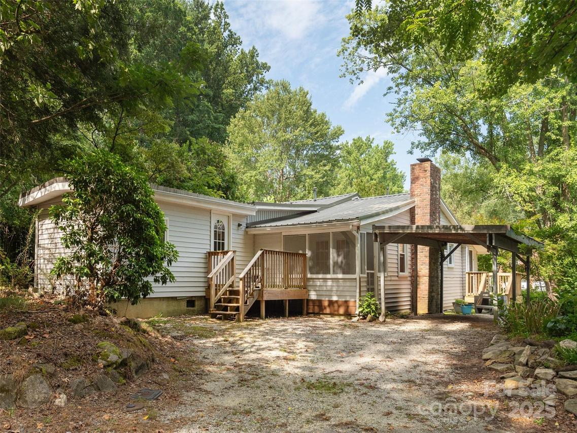182 Glendale Ave., Hendersonville, NC 28739