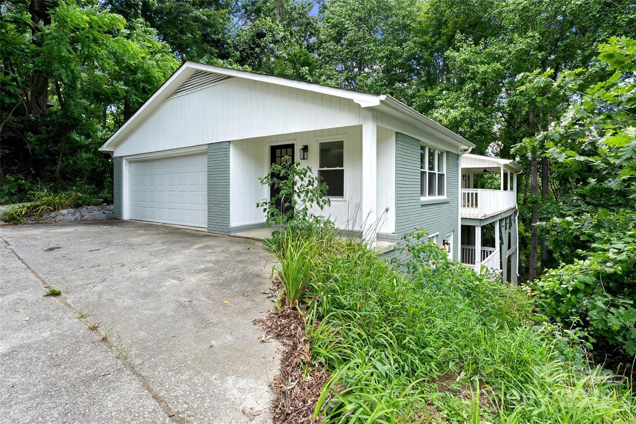 240 Spicewood Ln., Hendersonville, NC 28791
