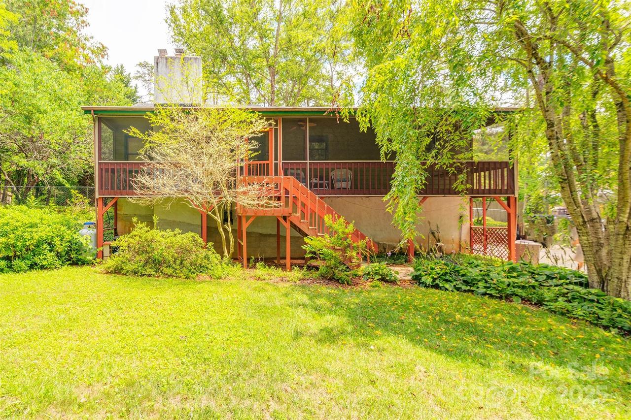 29 Whipporwill Dr., Weaverville, NC 28787