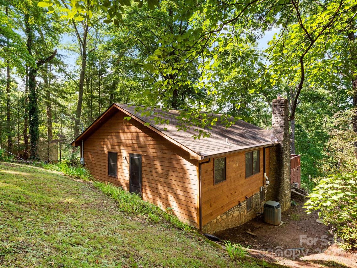 35 Essex Rd., Waynesville, NC 28786