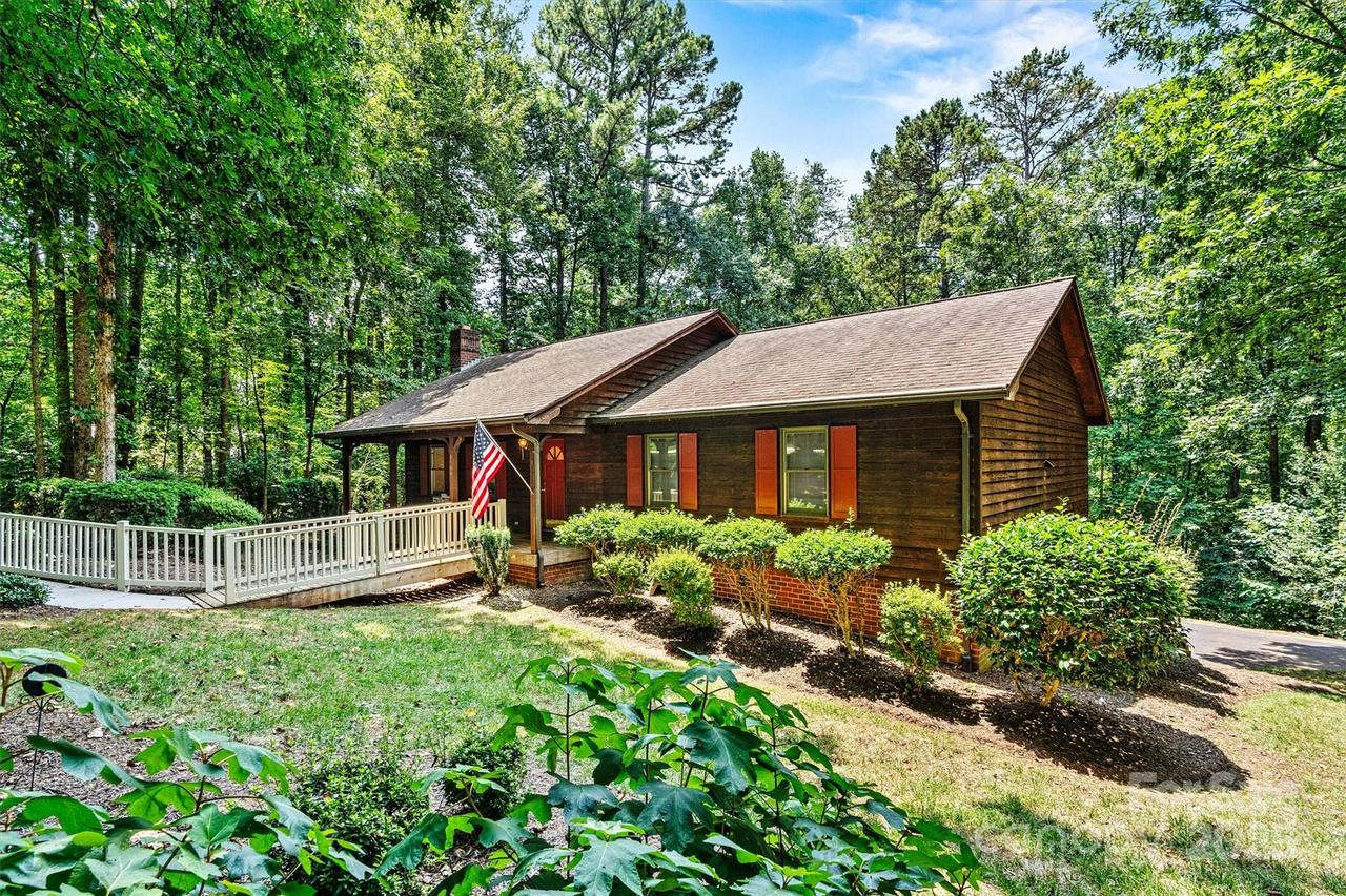 1408 Kensington Cir., Newton, NC 28658