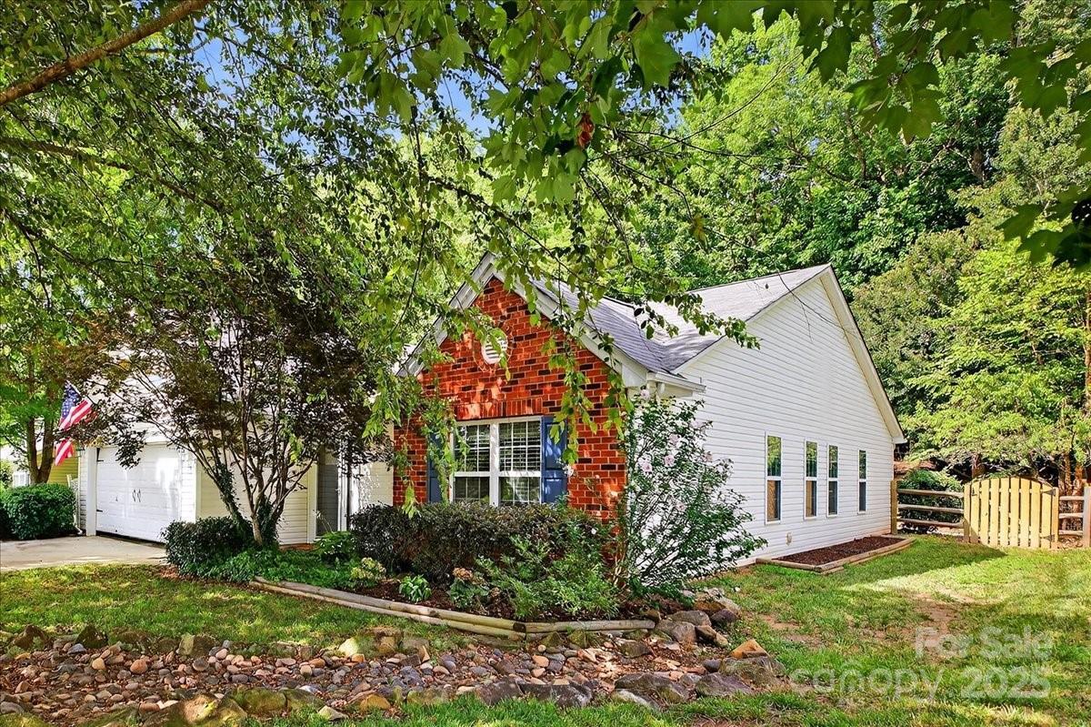73 Ashton Bluff Cir., Mount Holly, NC 28120