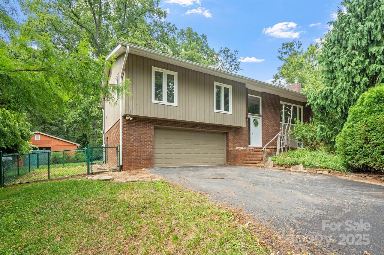 15 Beaverdam Ct., Asheville, NC 28804
