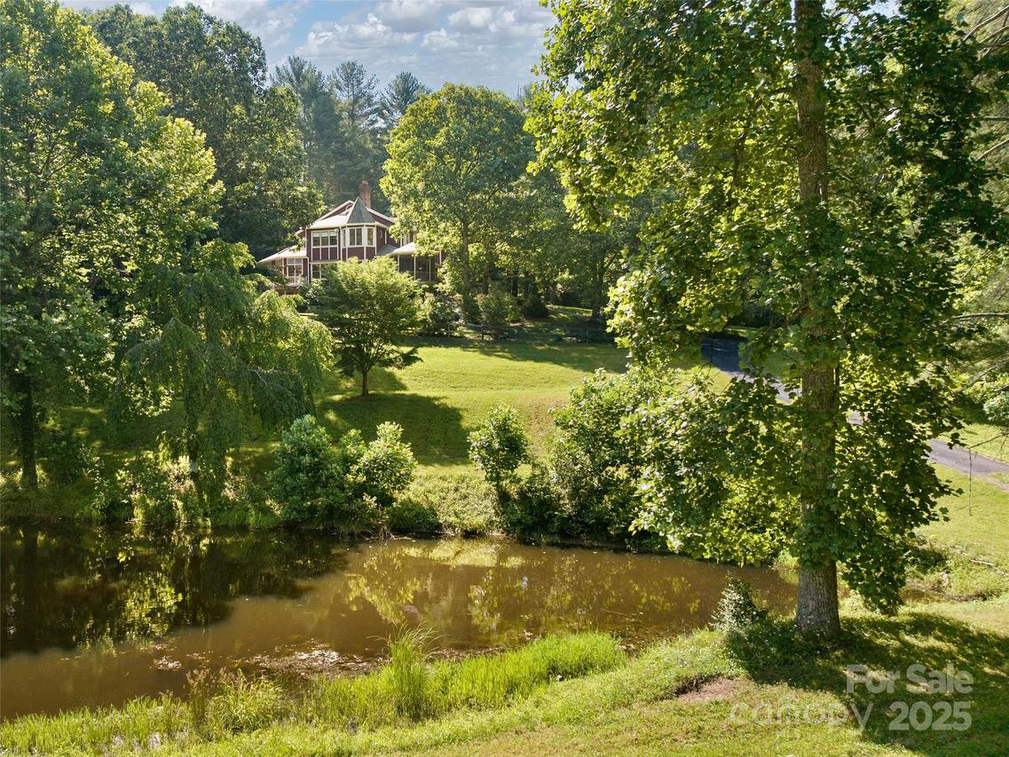 599 Red Fox Ln., Flat Rock, NC 28731
