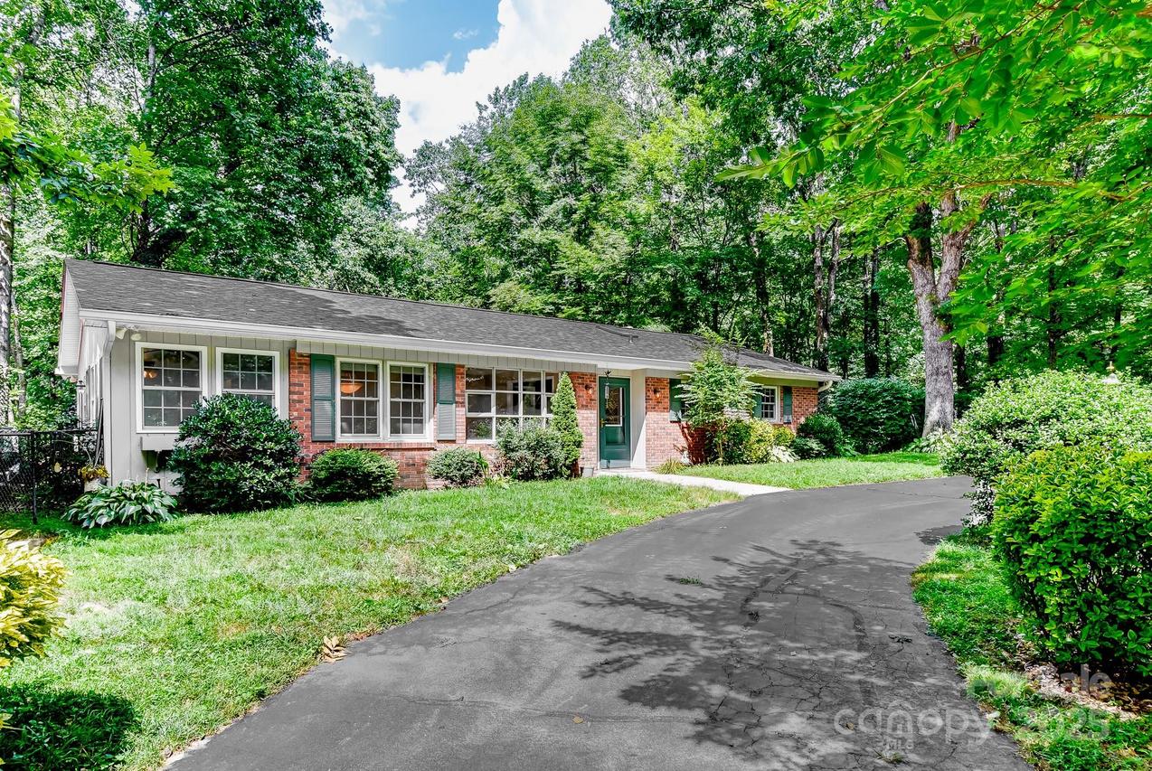 171 Surry Ln., Hendersonville, NC 28791