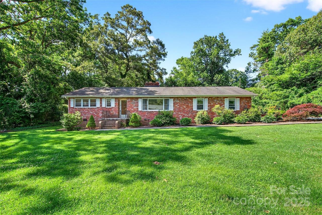3135 Charlyne Dr., Hendersonville, NC 28792