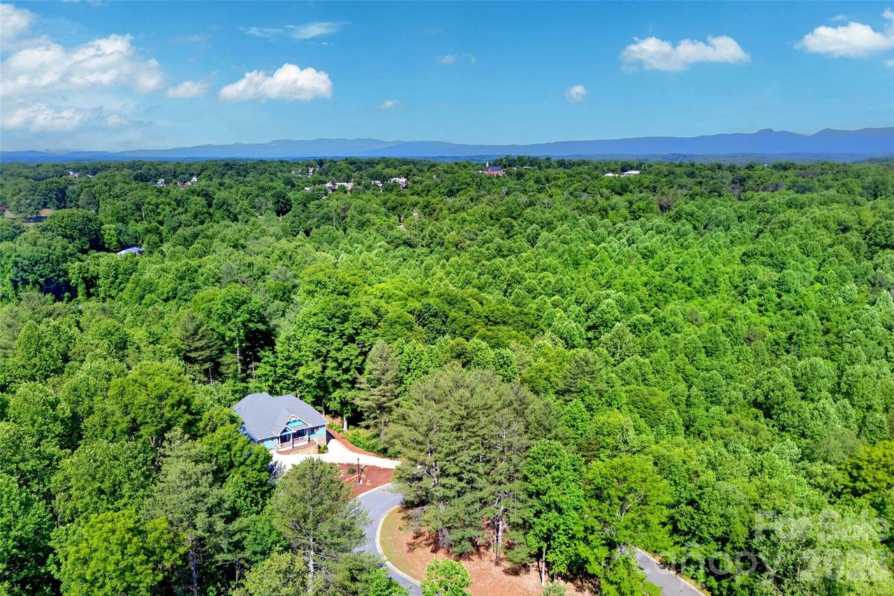 225 Henrys Glen Dr., Morganton, NC 28655