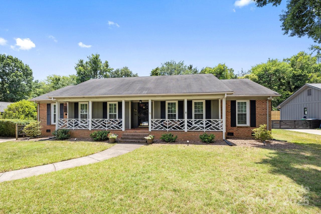 5006 Crooked Oak Ln., Charlotte, NC 28226