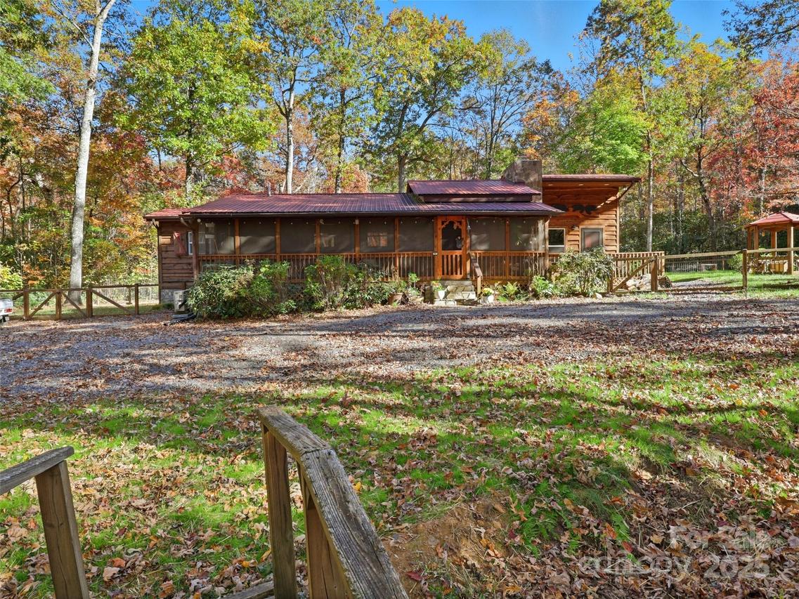 144 Byrd Park Rd., Burnsville, NC 28714