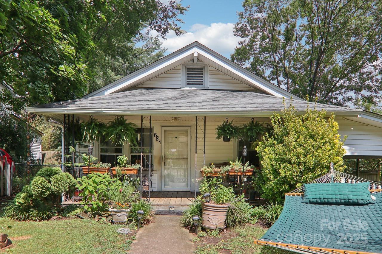 68 1/2 Nevada Ave., Asheville, NC 28806