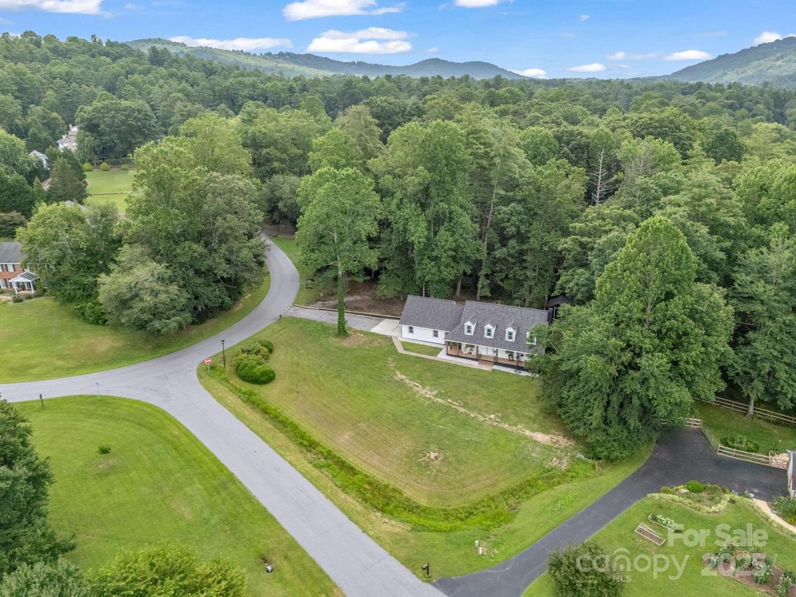 213 Raintree Dr., Hendersonville, NC 28791