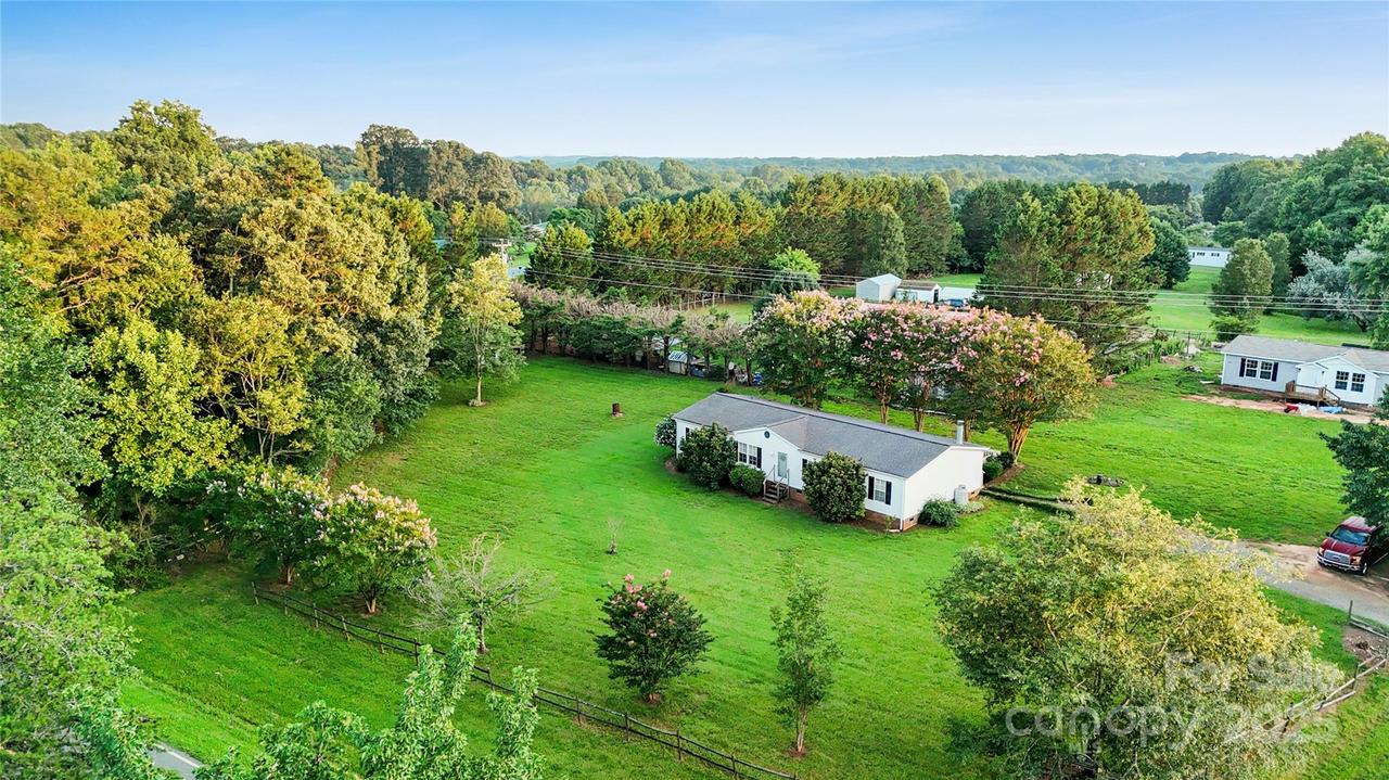 35 Little Roundtop Dr., Hiddenite, NC 28636