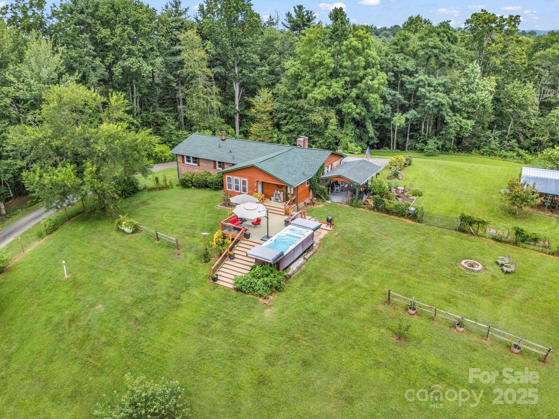 61 Overbrook Dr., Saluda, NC 28773