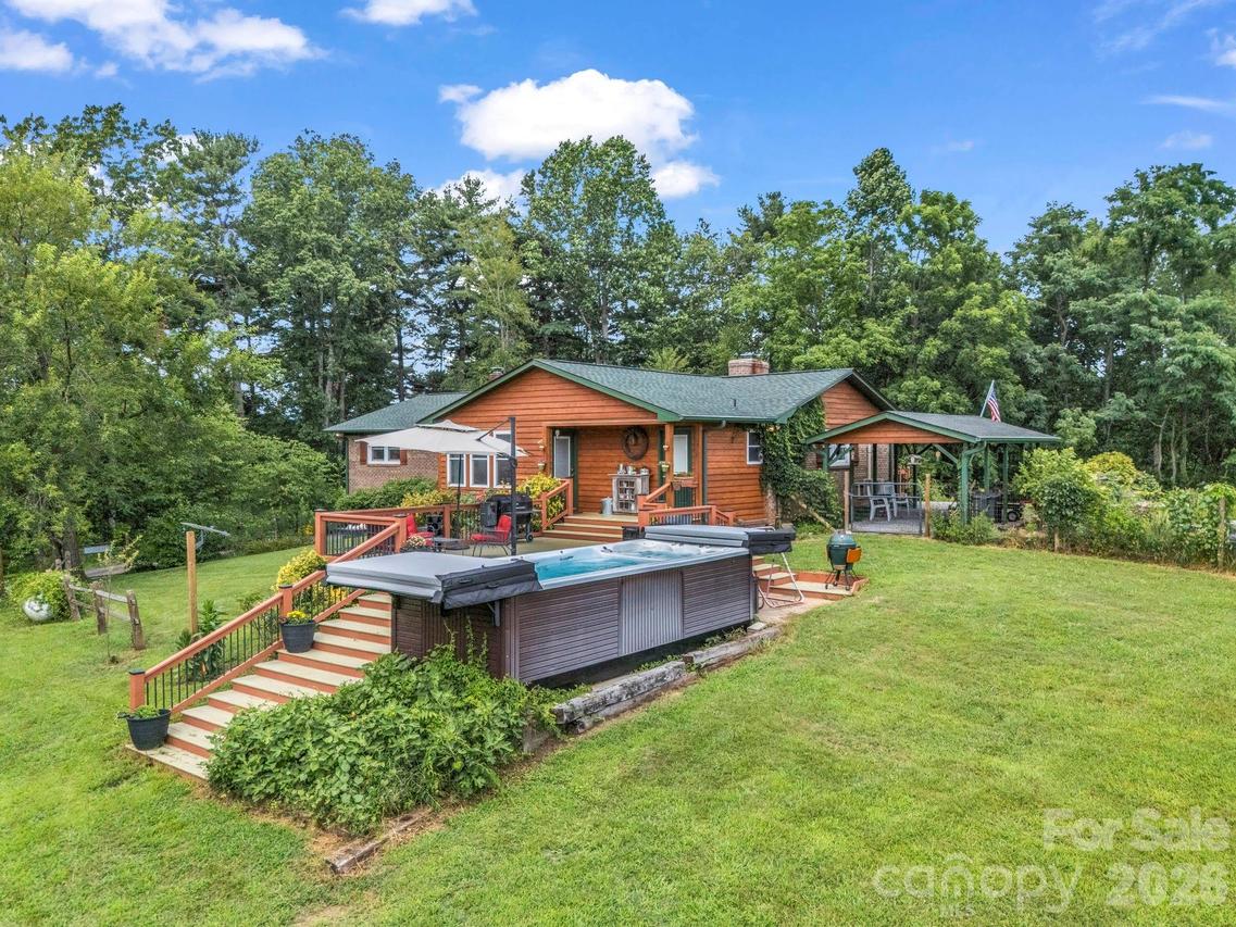 61 Overbrook Dr., Saluda, NC 28773