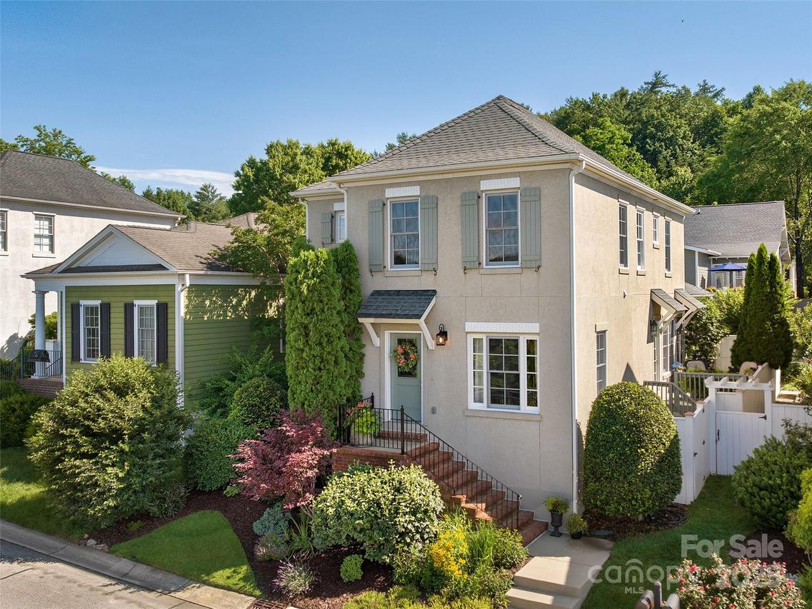 206 Leucothoe Ln., Asheville, NC 28803