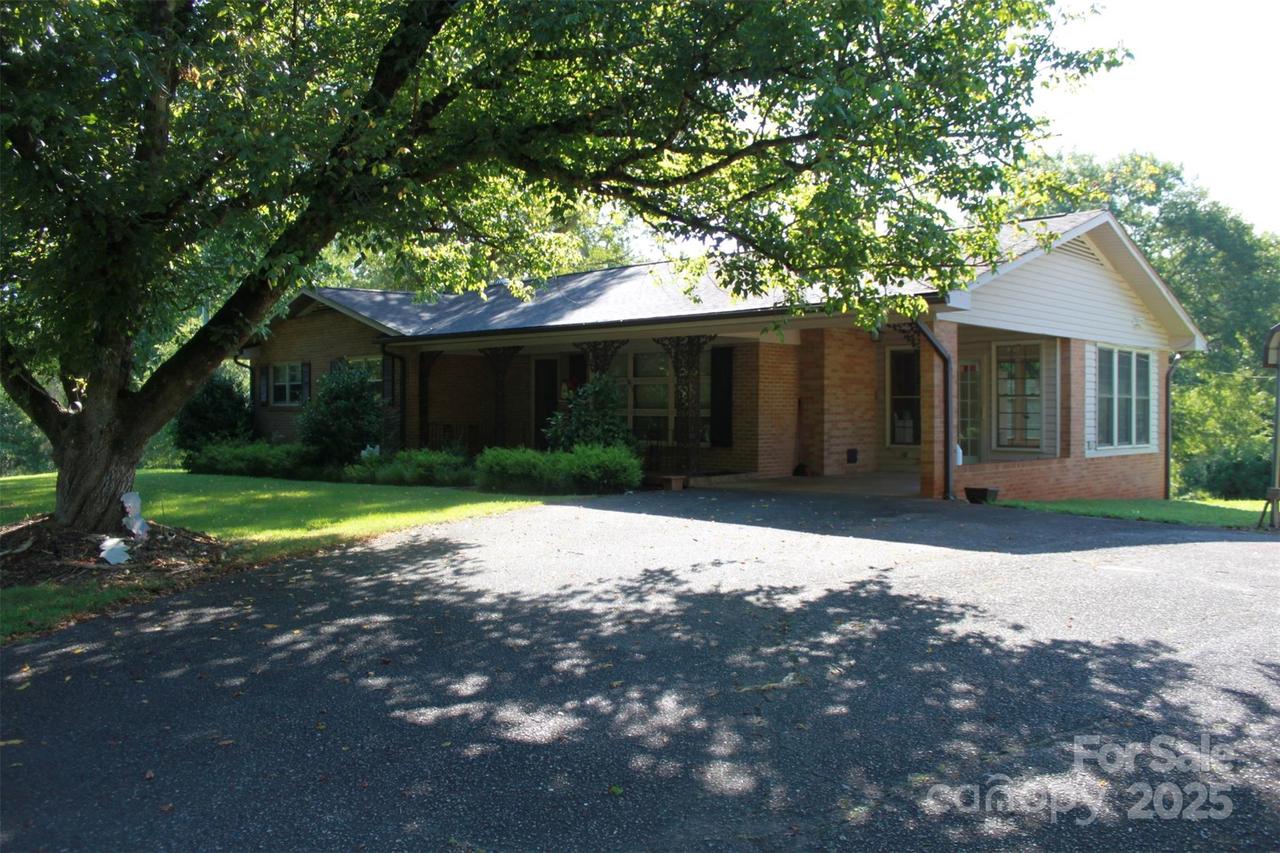 796 Hollis Rd., Ellenboro, NC 28040