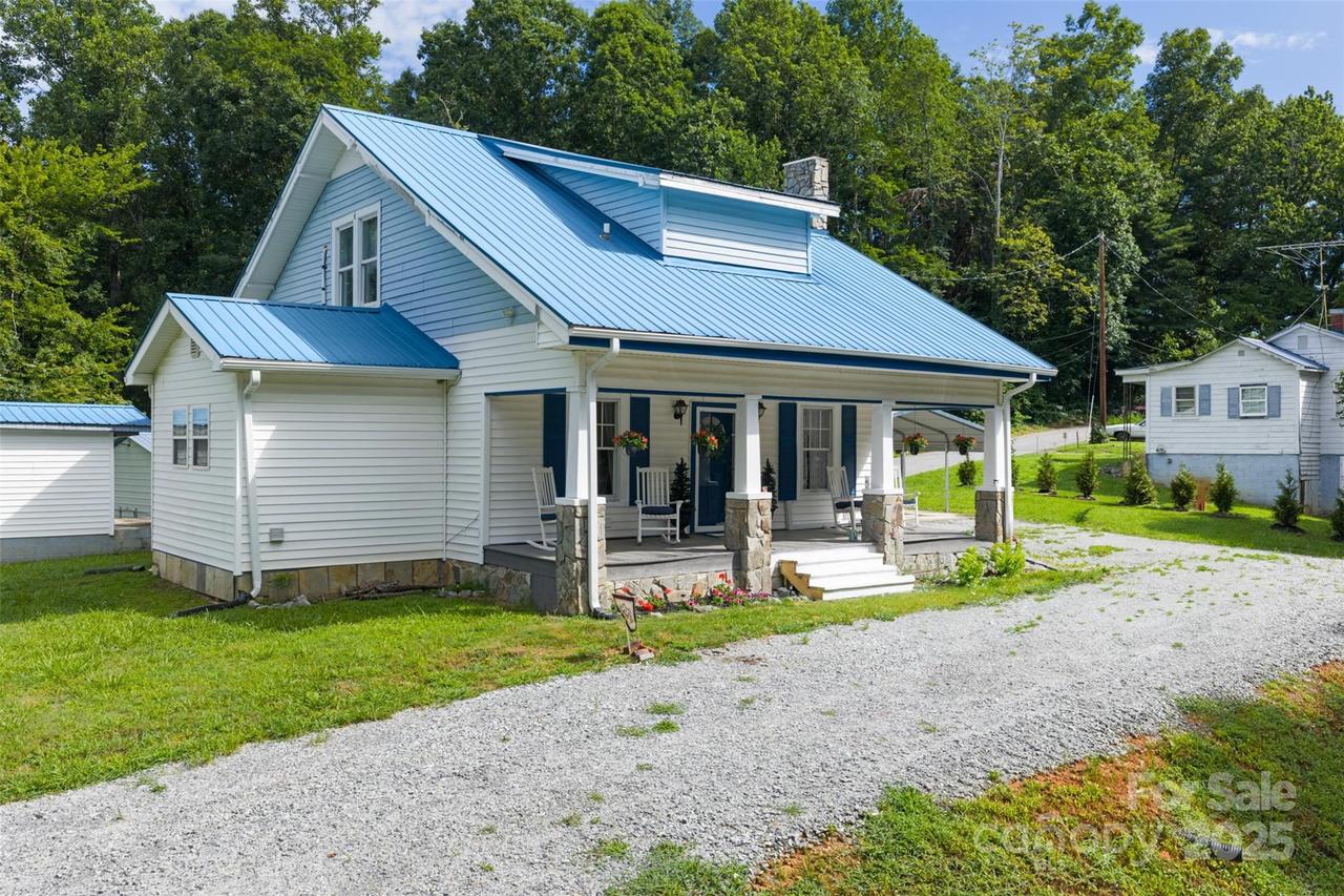 1231 Caldwell Pl., Lenoir, NC 28645