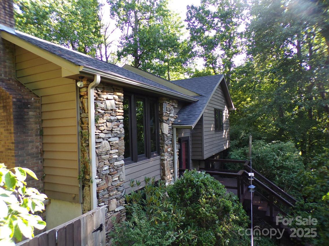 140 Beechwood Cir., Laurel Park, NC 28739