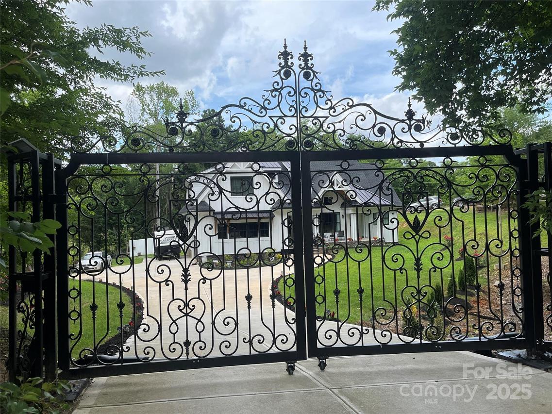 900 Houston Heights Rd., Charlotte, NC 28262