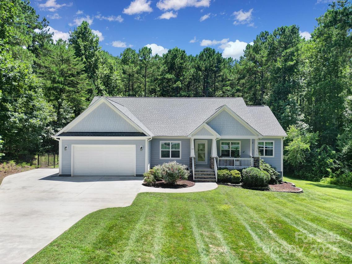 121 Holt Ln., Mooresville, NC 28117