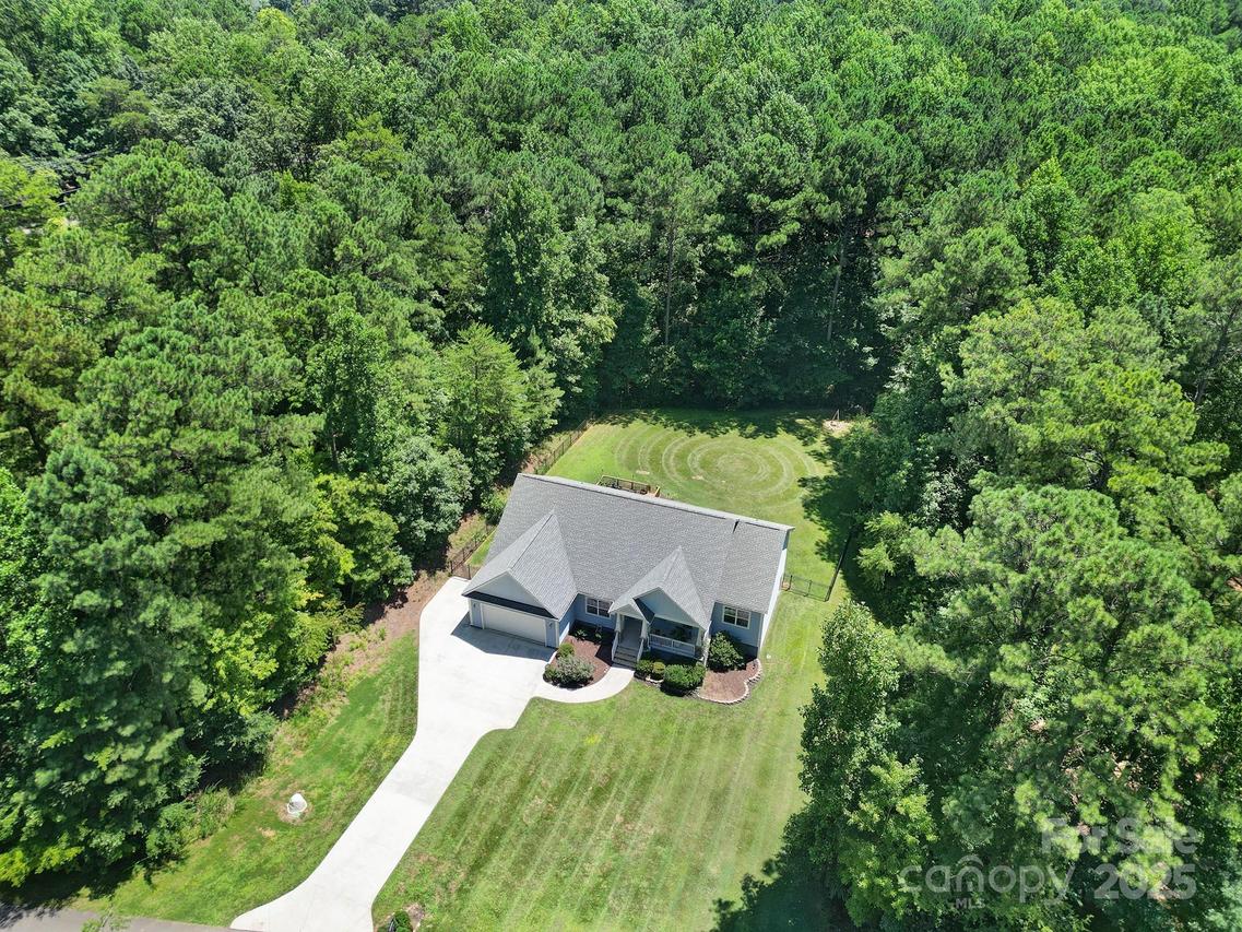 121 Holt Ln., Mooresville, NC 28117