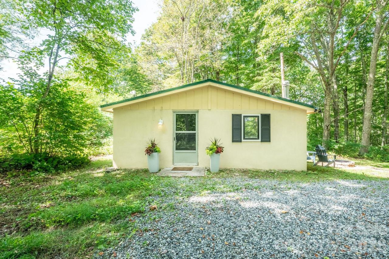 2777 Hickory Nut Gap Rd., Newland, NC 28657