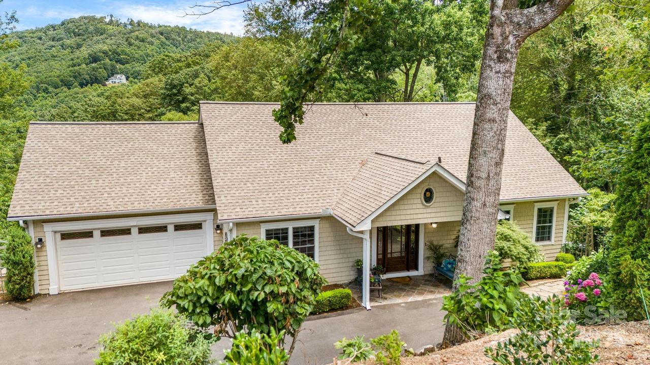 930 Sunlight Ridge Dr., Hendersonville, NC 28792
