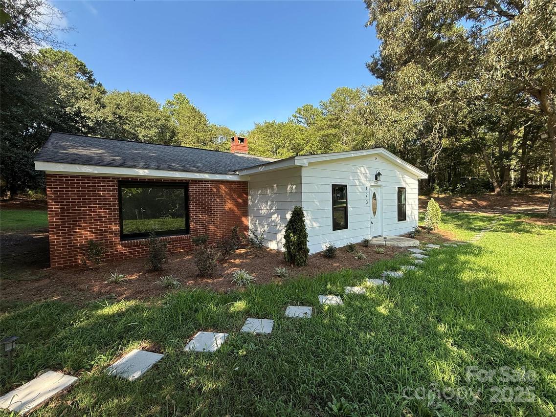 123 Riverside Dr., Mount Holly, NC 28120