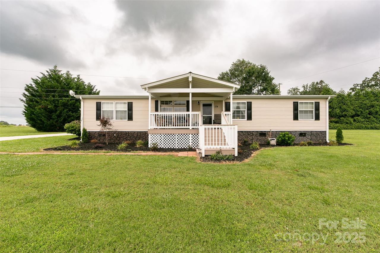 174 Way Home Ln., Columbus, NC 28722