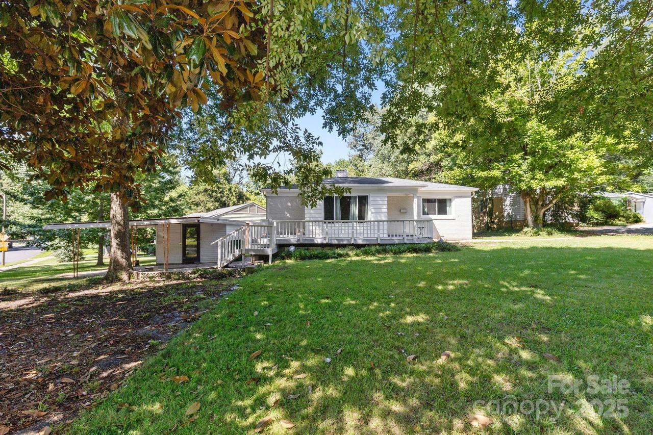 552 E Woodlawn Rd., Charlotte, NC 28209