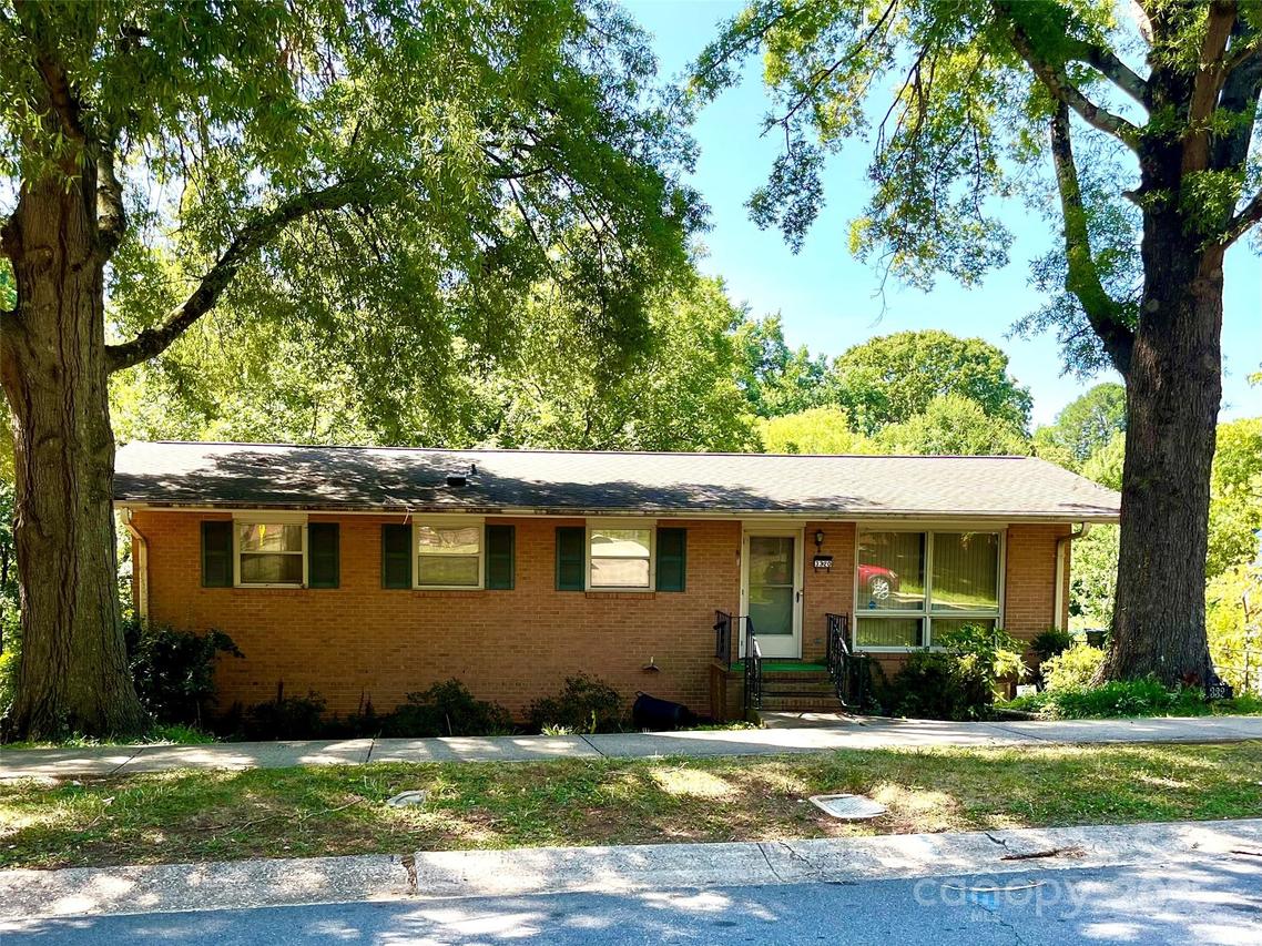 3320 Winterfield Pl., Charlotte, NC 28205
