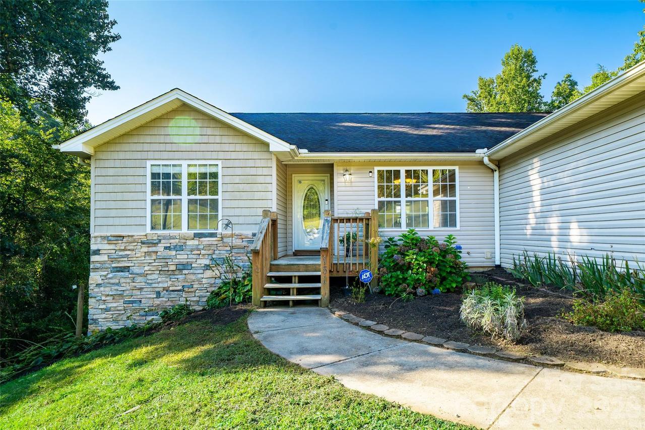 151 Willard Ln., Hendersonville, NC 28792