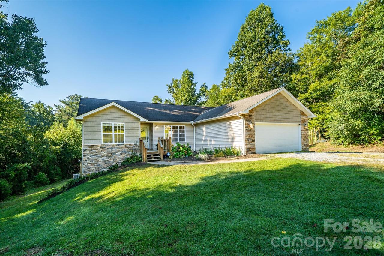 151 Willard Ln., Hendersonville, NC 28792