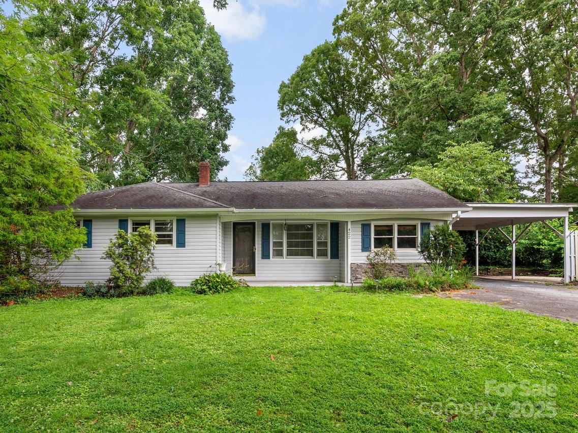 422 Hillcrest Cir., Hendersonville, NC 28792