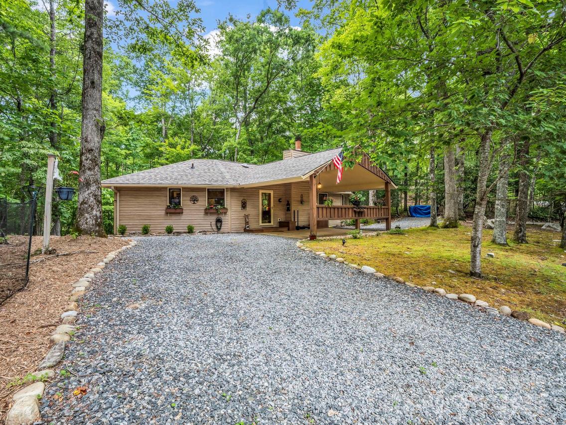 138 Ohwanteska Ln., Brevard, NC 28712