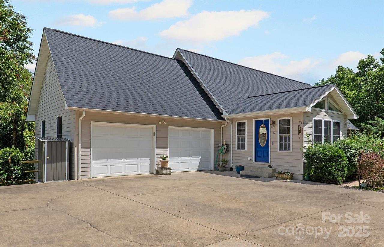15 Willow Knolls Dr., Weaverville, NC 28787