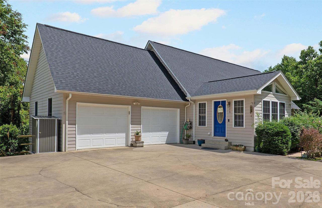 15 Willow Knolls Dr., Weaverville, NC 28787