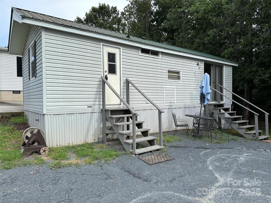 109 Hummingbird Cir., New London, NC 28127