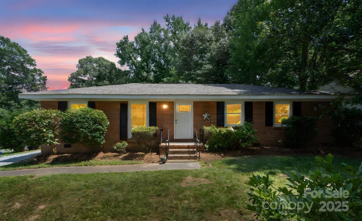 318 Cedarwood Ln., Matthews, NC 28104