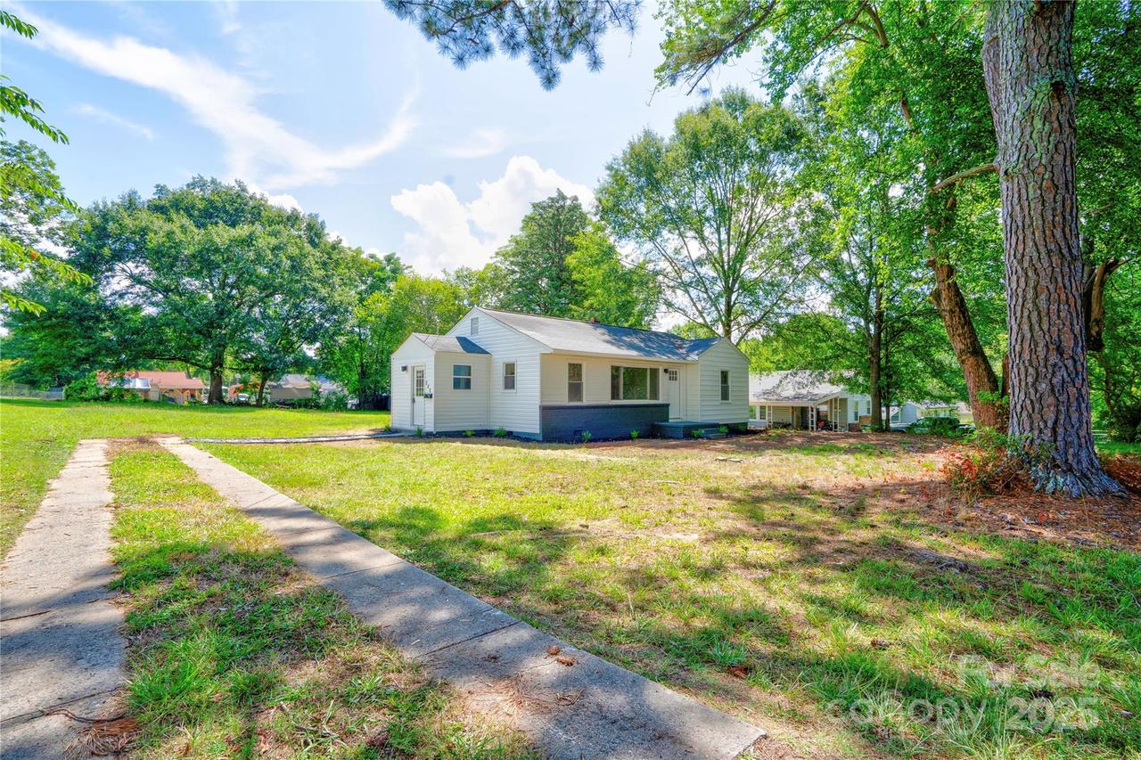 205 Crescent Dr., Bessemer City, NC 28016