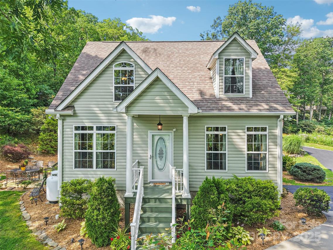 387 Goodview Dr., Hendersonville, NC 28792