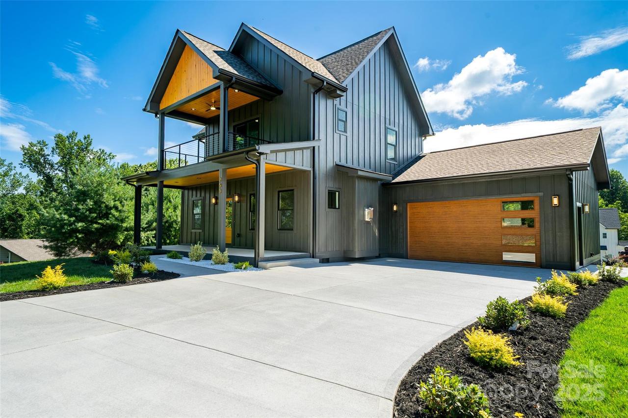 253 Eagles Eye Dr., Hendersonville, NC 28792